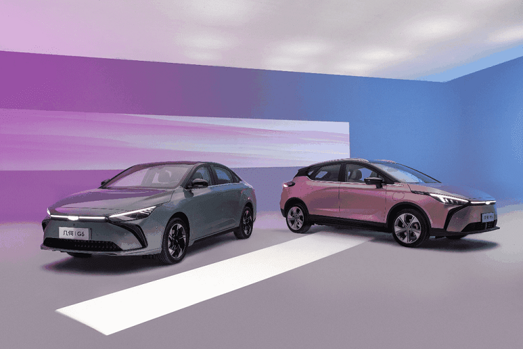 Cụ thể, trong công báo sở hữu công nghiệp số 424 tập A - quyển 2, hãng Geely đã tiếp tục đăng ký bảo hộ kiểu dáng cho 2 mẫu xe điện Geometry M6 và G6. Trước đó, vào hồi tháng 5 năm nay, Geely mới chỉ đăng ký bảo hộ kiểu dáng cho các chi tiết ngoại thất của 2 mẫu xe này.