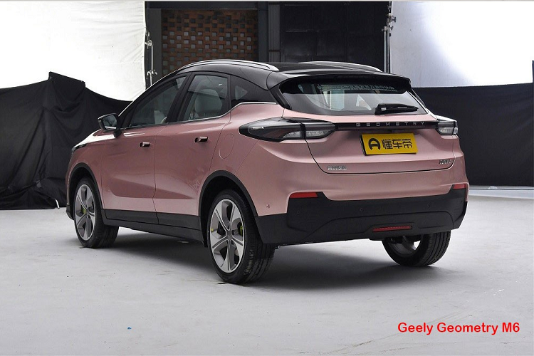 Bên cạnh kích thước, hai mẫu xe Geely Geometry G6 và M6 còn được áp dụng phong cách thiết kế tương tự nhau. Điều này được thể hiện rõ qua những chi tiết ngoại thất như đèn pha, dải đèn LED định vị ban ngày, khe gió ở hai góc đầu xe, hốc gió trung tâm hình thang trên cản trước, tay nắm cửa ẩn hay đèn hậu với thiết kế xuyên suốt. Ngoài ra, cả hai còn được trang bị logo tích hợp đèn trên đầu xe.