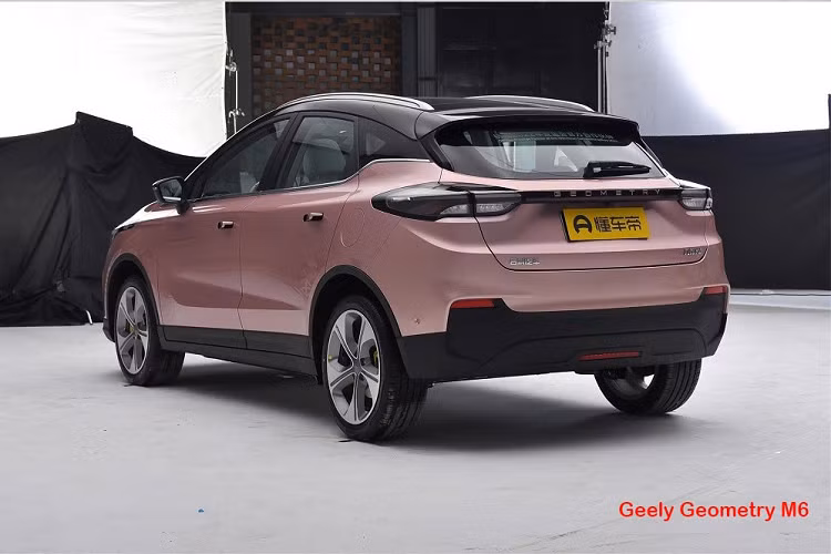 Bên cạnh kích thước, hai mẫu xe Geely Geometry G6 và M6 còn được áp dụng phong cách thiết kế tương tự nhau. Điều này được thể hiện rõ qua những chi tiết ngoại thất như đèn pha, dải đèn LED định vị ban ngày, khe gió ở hai góc đầu xe, hốc gió trung tâm hình thang trên cản trước, tay nắm cửa ẩn hay đèn hậu với thiết kế xuyên suốt. Ngoài ra, cả hai còn được trang bị logo tích hợp đèn trên đầu xe.