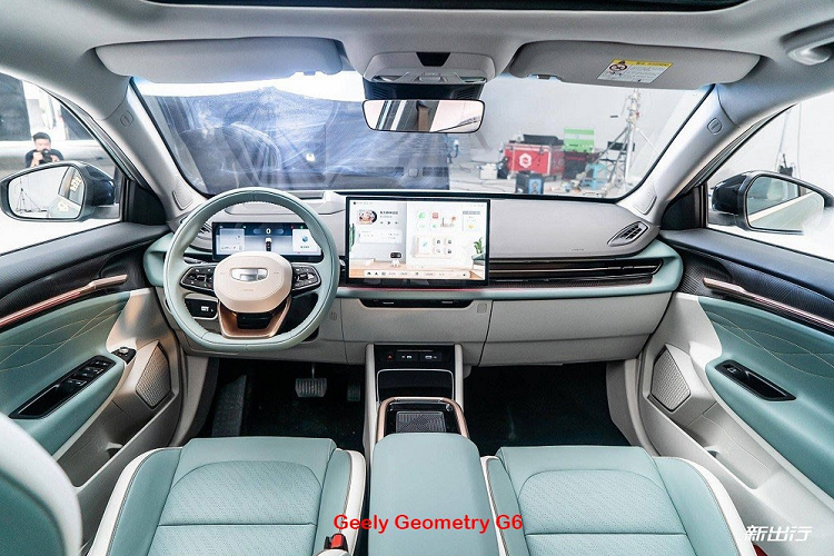 Tương tự ngoại thất, nội thất của Geely Geometry G6 và M6 cũng có nhiều chi tiết dùng chung với nhau như vô lăng 3 chấu, bảng đồng hồ kỹ thuật số hẹp và màn hình cảm ứng trung tâm cỡ lớn, đặt nổi trên mặt táp-lô. Ngay cả thiết kế mặt táp-lô với cửa gió điều hòa kéo dài và cụm điều khiển trung tâm của hai xe cũng giống nhau. Điểm nhấn về mặt công nghệ của 2 mẫu xe này chính là hệ điều hành HarmonyOS do Huawei phát triển. HarmonyOS được thiết kế để kết nối mượt mà với điện thoại thông minh, mang đến trải nghiệm liền mạch, không ngắt quãng cho người dùng.
