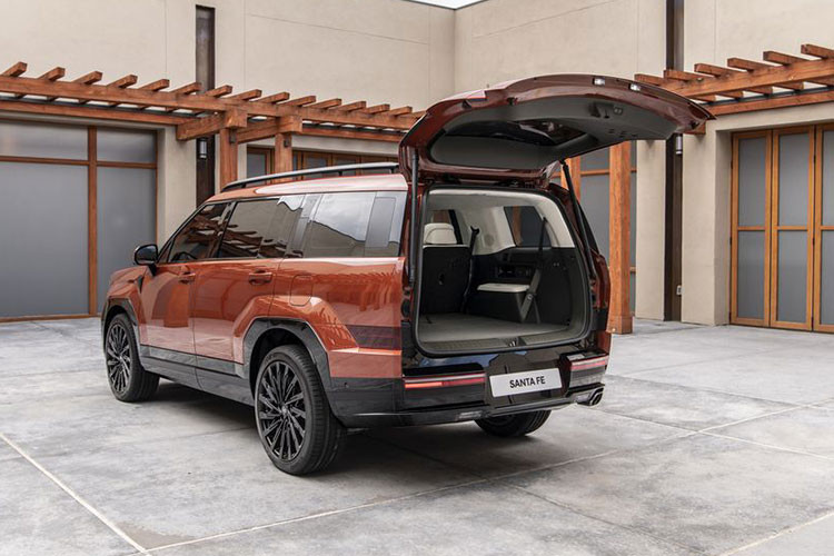 Xe còn có nhiều phụ kiện chính hãng mang thương hiệu H Licensed Accessories của Hyundai để phục vụ các hoạt động ngoài trời như lều trên nóc, thang leo lên nóc, hộp đựng đồ trên nóc hoặc đệm hơi.