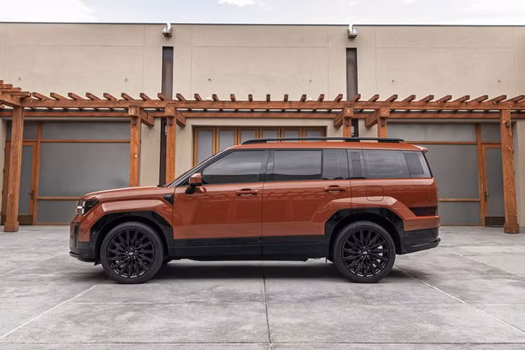 Mức giá xe Hyundai SantaFe 2024 bán ra tại Hàn Quốc dao động từ 35,46 - 47,64 triệu Won (khoảng 635 - 853 triệu đồng). Như vậy, so với Kia Sorento bản cũ đang bán ở Hàn Quốc với giá khởi điểm từ 30,24 triệu Won (541 triệu đồng), Hyundai SantaFe 2024 đắt hơn đáng kể.