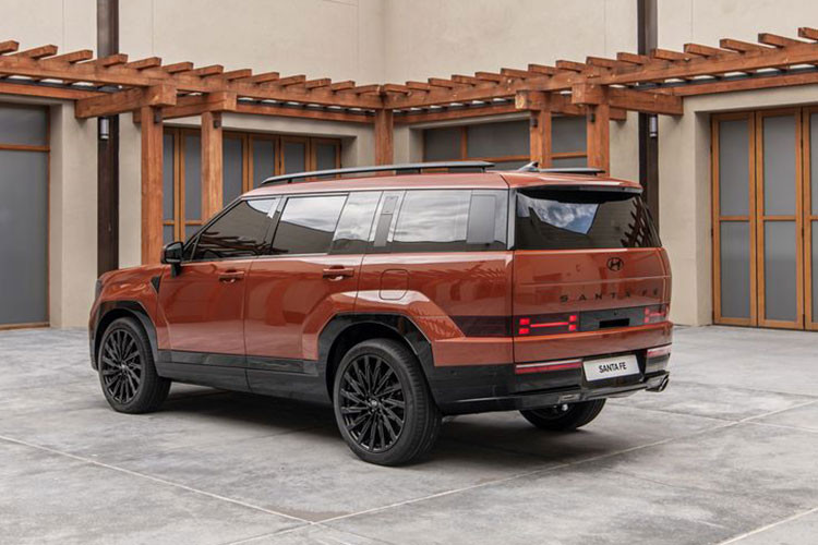 Như thông tin đã đưa, Hyundai SantaFe thế hệ thứ 5 sở hữu kích thước lớn hơn trước với chiều dài x rộng x cao lần lượt là 4.830 x 1.900 x 1.720 mm và chiều dài cơ sở 2.815 mm. So với thế hệ cũ, xe dài hơn 46 mm, cao hơn 35 mm và chiều dài cơ sở tăng 48 mm trong khi chiều rộng giữ nguyên.