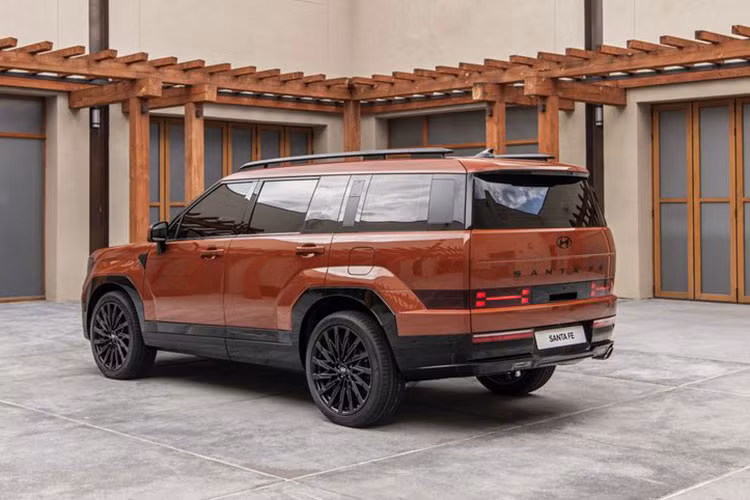 Như thông tin đã đưa, Hyundai SantaFe thế hệ thứ 5 sở hữu kích thước lớn hơn trước với chiều dài x rộng x cao lần lượt là 4.830 x 1.900 x 1.720 mm và chiều dài cơ sở 2.815 mm. So với thế hệ cũ, xe dài hơn 46 mm, cao hơn 35 mm và chiều dài cơ sở tăng 48 mm trong khi chiều rộng giữ nguyên.