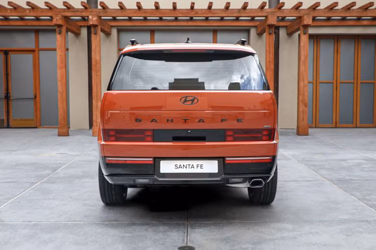 Thêm vào đó là lưới tản nhiệt và hốc gió trung tâm đều có thiết kế hình chữ nhật khiến khu vực đầu xe trông rộng hơn. Khu vực sườn xe gây ấn tượng bằng hốc bánh và cửa sổ góc cạnh, nóc kéo dài cùng nhiều loại vành la-zăng khác nhau với đường kính lớn nhất lên đến 21 inch. Bên cạnh đó là baga nóc nổi bật và tay nắm cửa ẩn mới được đặt trên cột C.