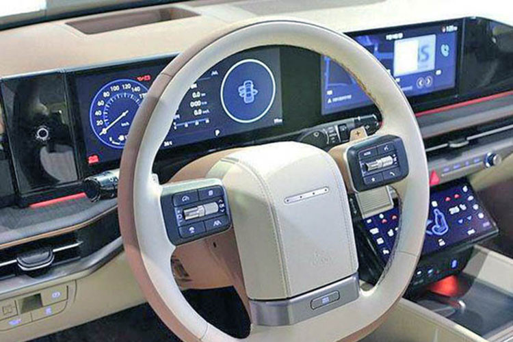 Trong khi đó, trang bị an toàn của xe bao gồm 10 túi khí, hệ thống cảnh báo còn hành khách trên ghế sau nâng cao, hỗ trợ lái trên cao tốc, hỗ trợ đỗ xe điều khiển từ xa thông minh, hỗ trợ tránh va chạm phía trước, hỗ trợ giữ làn đường và hệ thống kiểm soát hành trình thích ứng dựa trên định vị.