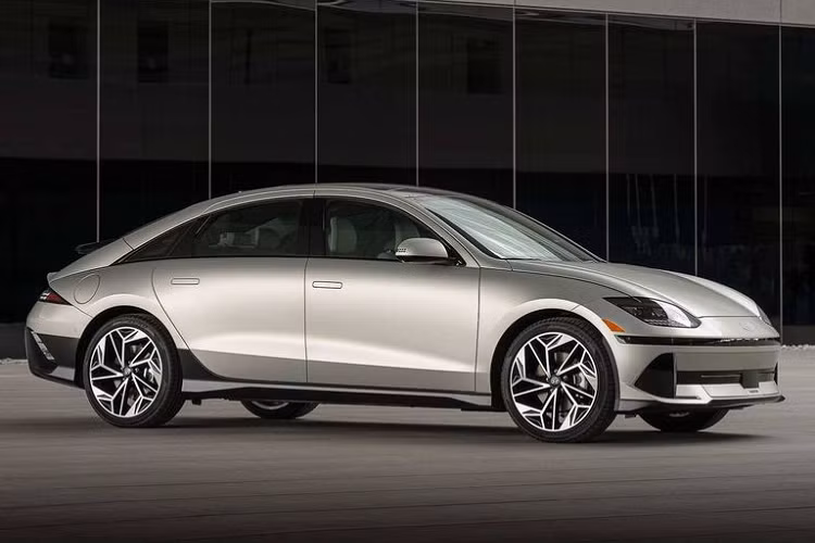 Kết quả lăn bánh sau 1 lần sạc được áp dụng đối với mẫu xe điện Hyundai Ioniq 6 SE RWD Long Range. Đây là bản sử dụng dẫn động cầu sau, dung lượng pin 77,4 kWh và mâm xe 18 inch.