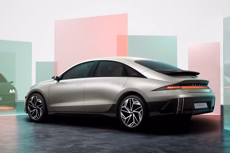 Cũng theo EPA, Ioniq 6 có chỉ số cản gió là 0,22 cd. Con số này cao hơn 1 chút so với công bố của hãng là 0,21 cd. Lý do dẫn đến sự khác biệt này là bởi camera thay thế cho gương hiện không được phép sử dụng tại Mỹ.