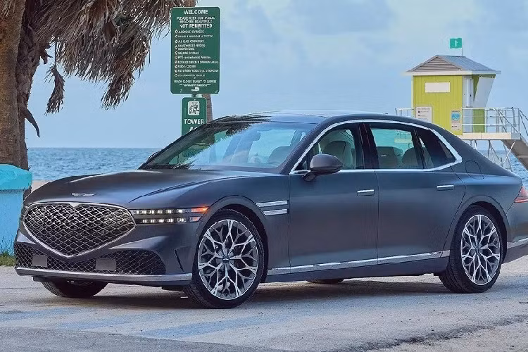  10. Genesis G90 Genesis G90 là mẫu sedan hạng sang cỡ lớn thuộc tập đoàn Hyundai, được ra đời với tham vọng cạnh tranh Mercedes-Benz S-Class và BMW 7-Series. Tuy nhiên, vì Genesis còn non trẻ và chưa có bề dày lịch sử như các đối thủ Đức nên sản phẩm này có doanh số không cao. Trong nửa đầu năm nay, Genesis chỉ bán được 703 chiếc G90, nhưng vẫn bán chạy nhất trong top ôtô ế nhất tại Mỹ. 