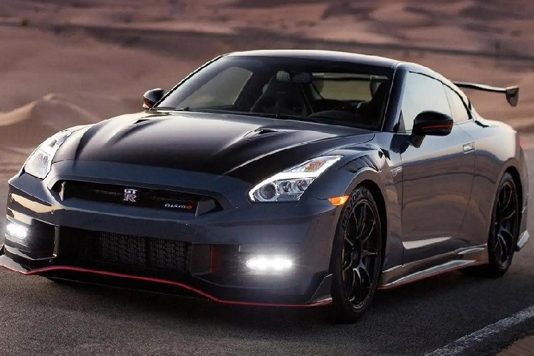 7. Nissan GT-R Sự góp mặt của Nissan GT-R trong danh sách 10 mẫu xe "ế" nhất thị trường Mỹ trong nửa đầu năm 2023 có lẽ không có gì bất ngờ. Trong 6 tháng đầu năm nay, đã có 217 chiếc Nissan GT-R được bán cho khách hàng Mỹ. Ở thị trường này, Nissan GT-R có giá từ 116.040 USD với bản Premium và 215.740 USD với bản Nismo hiệu suất cao hơn.