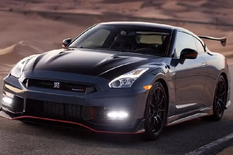  7. Nissan GT-R Sự góp mặt của Nissan GT-R trong danh sách 10 mẫu xe "ế" nhất thị trường Mỹ trong nửa đầu năm 2023 có lẽ không có gì bất ngờ. Trong 6 tháng đầu năm nay, đã có 217 chiếc Nissan GT-R được bán cho khách hàng Mỹ. Ở thị trường này, Nissan GT-R có giá từ 116.040 USD với bản Premium và 215.740 USD với bản Nismo hiệu suất cao hơn.