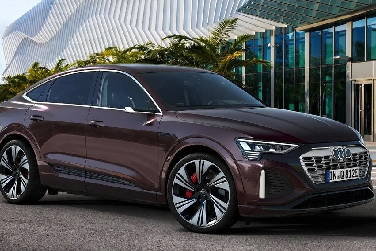  9. Audi Q8 Sportback E-Tron Audi Q8 Sportback E-Tron là mẫu SUV thuần điện được đánh giá cao về cảm giác lái. Tuy nhiên, bấy nhiêu thôi vẫn chưa đủ để thuyết phục khách hàng Mỹ. Đó là lý do vì sao trong 6 tháng năm 2023 vừa qua, chỉ có 340 chiếc Audi Q8 Sportback E-Tron tìm thấy chủ mới tại thị trường ôtô Mỹ. Giá xe Audi Q8 Sportback E-Tron ở Mỹ hiện khởi điểm từ 77.800 USD.