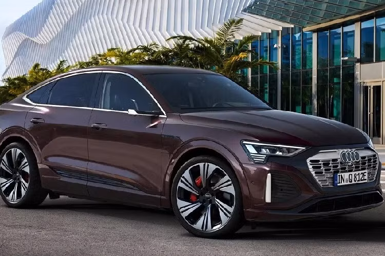  9. Audi Q8 Sportback E-Tron Audi Q8 Sportback E-Tron là mẫu SUV thuần điện được đánh giá cao về cảm giác lái. Tuy nhiên, bấy nhiêu thôi vẫn chưa đủ để thuyết phục khách hàng Mỹ. Đó là lý do vì sao trong 6 tháng năm 2023 vừa qua, chỉ có 340 chiếc Audi Q8 Sportback E-Tron tìm thấy chủ mới tại thị trường ôtô Mỹ. Giá xe Audi Q8 Sportback E-Tron ở Mỹ hiện khởi điểm từ 77.800 USD.