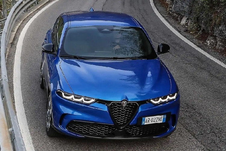  4. Alfa Romeo Tonale Alfa Romeo Tonale về cơ bản chỉ là phiên bản "sang chảnh" hơn của Dodge Hornet. Mẫu xe này có giá khởi điểm từ 44.950 USD cho bản Tonale Sprint tiêu chuẩn trong khi bản cao cấp nhất có giá 49.090 USD. Mọi phiên bản của xe đều dùng hệ truyền động plug-in hybrid với máy xăng 4 xi-lanh thẳng hàng, tăng áp, dung tích 1.3L, sản sinh công suất tối đa 285 mã lực. Động cơ này đi với hộp số tự động 6 cấp và hệ dẫn động 4 bánh toàn thời gian.