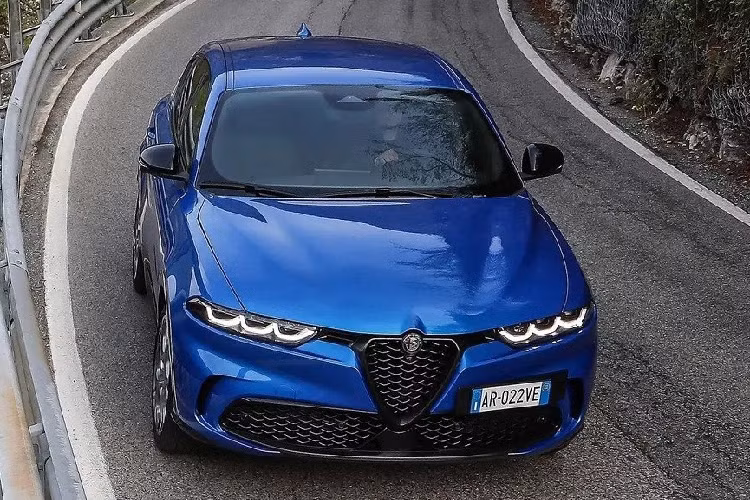  4. Alfa Romeo Tonale Alfa Romeo Tonale về cơ bản chỉ là phiên bản "sang chảnh" hơn của Dodge Hornet. Mẫu xe này có giá khởi điểm từ 44.950 USD cho bản Tonale Sprint tiêu chuẩn trong khi bản cao cấp nhất có giá 49.090 USD. Mọi phiên bản của xe đều dùng hệ truyền động plug-in hybrid với máy xăng 4 xi-lanh thẳng hàng, tăng áp, dung tích 1.3L, sản sinh công suất tối đa 285 mã lực. Động cơ này đi với hộp số tự động 6 cấp và hệ dẫn động 4 bánh toàn thời gian.