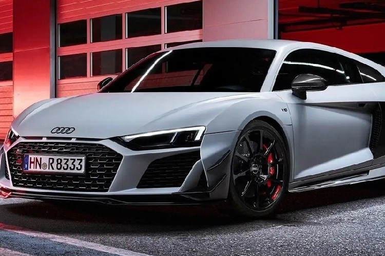  6. Audi R8 Audi R8 là xe thể thao hiệu suất cao với số lượng sản xuất giới hạn và tập khách hàng nhỏ. Ngoài ra, Audi R8 hiện đang ở giai đoạn cuối vòng đời và sẽ không được phát triển thế hệ mới. Trong nửa năm qua, hãng Audi đã bán được 186 chiếc R8 tại thị trường Mỹ, nhiều hơn 27 chiếc so với cùng kỳ năm ngoái. Giá khởi điểm của Audi R8 ở thị trường Mỹ là 158.600 USD. Nếu khách hàng chọn phiên bản dẫn động 4 bánh quattro thì số tiền phải trả sẽ lên đến 209.700 USD.
