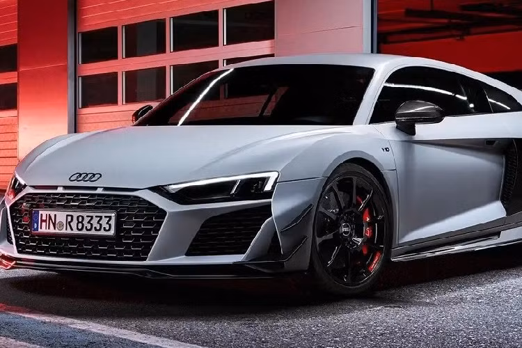  6. Audi R8 Audi R8 là xe thể thao hiệu suất cao với số lượng sản xuất giới hạn và tập khách hàng nhỏ. Ngoài ra, Audi R8 hiện đang ở giai đoạn cuối vòng đời và sẽ không được phát triển thế hệ mới. Trong nửa năm qua, hãng Audi đã bán được 186 chiếc R8 tại thị trường Mỹ, nhiều hơn 27 chiếc so với cùng kỳ năm ngoái. Giá khởi điểm của Audi R8 ở thị trường Mỹ là 158.600 USD. Nếu khách hàng chọn phiên bản dẫn động 4 bánh quattro thì số tiền phải trả sẽ lên đến 209.700 USD.
