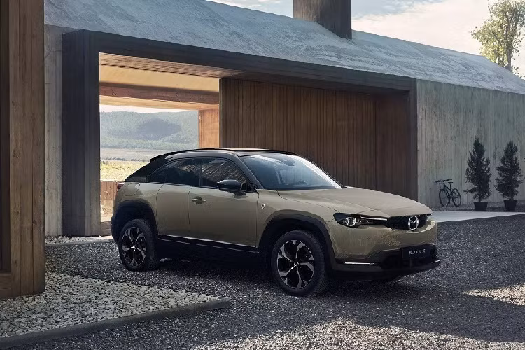  2. Mazda MX-30 MX-30 là mẫu ô tô điện thương mại đầu tiên của hãng Mazda và nhận được nhiều sự kỳ vọng. Tuy nhiên, mẫu ô tô điện này lại gây thất vọng vì được trang bị cụm pin quá nhỏ khiến quãng đường di chuyển bằng điện quá ngắn. Đây cũng là lý do vì sao chỉ có 66 khách hàng "xuống tiền" cho Mazda MX-30 trong nửa đầu năm nay. Tại thị trường Mỹ, Mazda MX-30 có giá khởi điểm 35.485 USD.