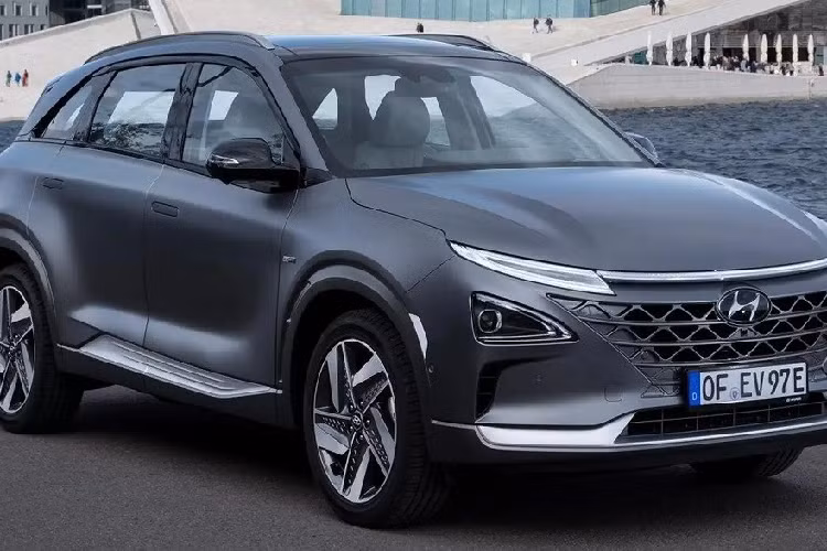  3. Hyundai Nexo Xe chạy bằng nhiên liệu hydro không thực sự được ưa chuộng tại thị trường Mỹ và Hyundai Nexo đã chứng minh điều đó. Nguyên nhân là bởi cơ sở hạ tầng trạm nạp nhiên liệu hydro ở Mỹ còn rất hạn chế, chủ yếu chỉ tập trung ở bang California. Bên cạnh đó, Hyundai Nexo còn có giá bán không rẻ, khởi điểm từ 61.470 USD. Tuy nhiên, hãng Hyundai vẫn thuyết phục được 105 người mua Nexo trong 6 tháng đầu năm 2023.