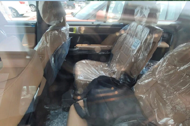 Ngoài màn hình to, chất liệu da Nappa và các mảng ốp gỗ giúp mang lại “phong cách tinh tế” cho nội thất của SantaFe. Các hàng ghế sau khá rộng rãi và có độ ngã sâu. Đặc biệt ở hàng ghế thứ 3, nhờ thiết kế cửa cốp phẳng đứng mà hàng ghế này trông cực kỳ thoải mái. 