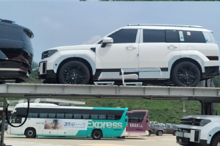 SantaFe thế hệ mới sử dụng nền tảng N3, cho phép các phiên bản hybrid và plug-in hybrid. Tuy nhiên, có thể sẽ không có SantaFe thuần điện nào được sản xuất. Do dòng Ioniq 7 sẽ đảm nhận vai trò của một chiếc SUV cỡ lớn chạy hoàn toàn bằng điện trong dải sản phẩm của Hyundai. 