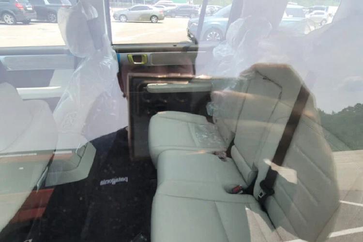 Nội thất Hyundai SantaFe 2024 lần này lộ rõ dưới ánh sáng, trông sạch sẽ và chỉnh chu hơn so với lần xuất hiện trước đó. Chiếc xe CUV sẽ có 3 màu nội thất là nâu, trắng và đen. Trong đó, màu trắng và nâu trông sang trọng và hiện đại, khá phù hợp với kiểu màn hình và cụm vô lăng mới của xe. 