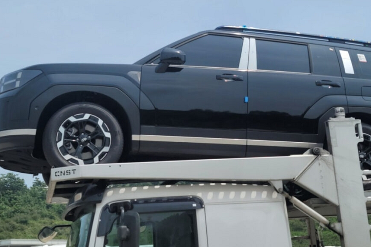 Hyundai SantaFe 2024 mới lột xác và thay đổi phong cách sang hình khối và vuông vức như những chiếc xe Land Rover. Chiếc xe vuông vức, nhiều góc cạnh, đồng thời sử dụng thiết kế mái nổi. Chiếc xe sở hữu đèn định vị dài vắt ngang đầu xe, kết thúc với đèn pha hình chữ H độc đáo.