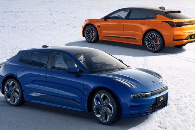 Xe có kích thước bao gồm chiều dài 4.450 mm, rộng 1.836mm và cao 1.572 mm, chiều dài cơ sở 2.750 mm. Trọng lượng của xe từ 1.840 – 1.945 kg. Về hệ truyền động, Zeekr X sẽ có một động cơ điện duy nhất ở trục sau cho công suất 272 mã lực. Ngoài ra, nếu bạn chọn hệ dẫn động 4WD sẽ được trang bị 2 động cơ điện với tổng công suất kết hợp là 428 mã lực. 