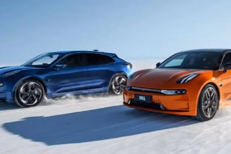 Như vậy, các tùy chọn hệ thống truyền động của Zeekr X tương tự như mẫu xe Smart #1 của Mercedes-Benz. Pin của Zeekr X là ternary (NMC) được sản xuất bởi Viridi E-Mobility Technology (VREMT), một công ty thuộc sở hữu hoàn toàn của Geely.