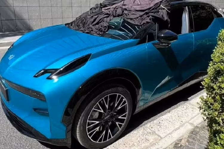 Theo đó, Cơ quan quản lý Trung Quốc tiết lộ chiếc SUV điện Zeekr X của Geely sẽ có pin 66 kWh, trọng lượng pin là 390 kg, đối với phạm vi hoạt động, tùy theo phiên bản mà chiếc xe điện này sẽ di chuyển được quãng đường dài từ 500-560 km trong một lần sạc.