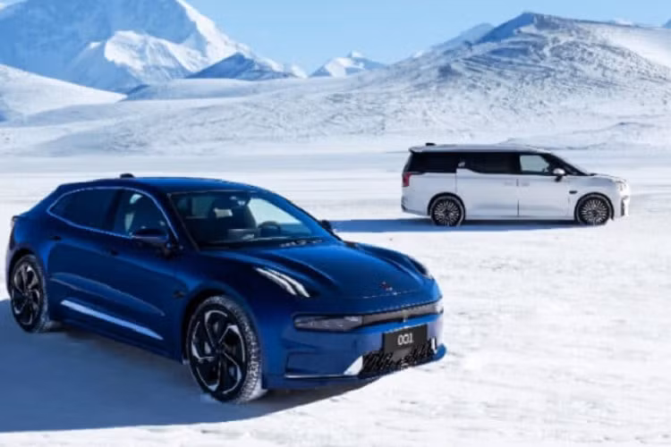 Zeekr là thương hiệu xe điện cao cấp trực thuộc tập đoàn Geely, hiện tại, dòng mô hình của nó bao gồm 2 loại xe là 001 và 009 và trong triển lãm ô tô Thượng Hải 2023 diễn ra vào tháng sau, sẽ có 1 mẫu xe nữa sẽ được vén màn đó là Zeekr X 2023 mới.