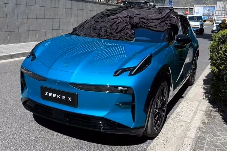 Mẫu xe điện X của Zeekr sẽ là đầu tàu để đi ra ngoài thị trường Trung Quốc, cụ thể, hãng xe điện này muốn xuất khẩu Zeekr X sang châu Âu. Các thông số của xe mới lộ diện cũng cho thấy được phần nào sức hấp dẫn mà tập đoàn Geely mang đến.