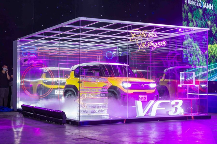 Việc mẫu xe mini điện Vinfast VF3 được cân nhắc mở bán tại Mỹ được cho là xuất phát từ nhu cầu của các đối tác. Trao đổi với trang tin Automotive News, VinFast cho biết: "Chúng tôi đang đàm phán với hầu hết các nhà phân phối lớn, có uy tín khắp nước Mỹ. Những phản hồi ban đầu có tính tích cực cao, các nhà phân phối thể hiện sự quan tâm tới VinFast và các mẫu xe điện của chúng tôi".
