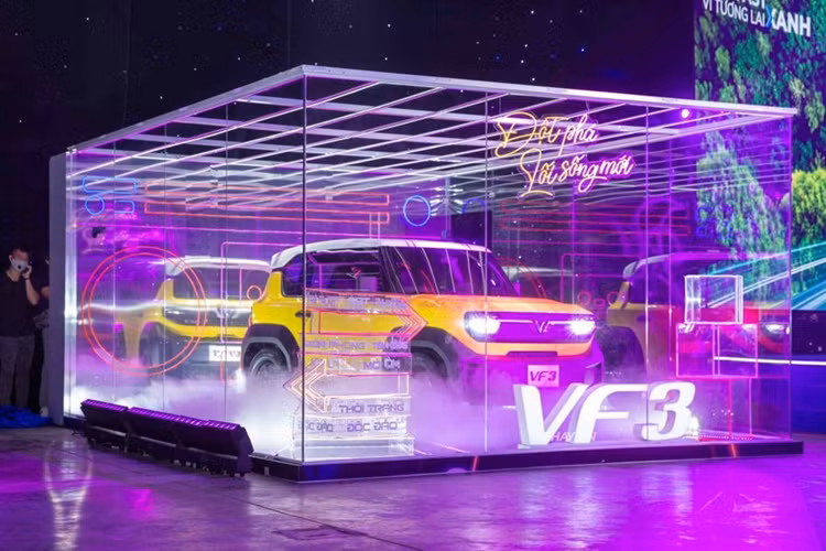 Việc mẫu xe mini điện Vinfast VF3 được cân nhắc mở bán tại Mỹ được cho là xuất phát từ nhu cầu của các đối tác. Trao đổi với trang tin Automotive News, VinFast cho biết: "Chúng tôi đang đàm phán với hầu hết các nhà phân phối lớn, có uy tín khắp nước Mỹ. Những phản hồi ban đầu có tính tích cực cao, các nhà phân phối thể hiện sự quan tâm tới VinFast và các mẫu xe điện của chúng tôi".