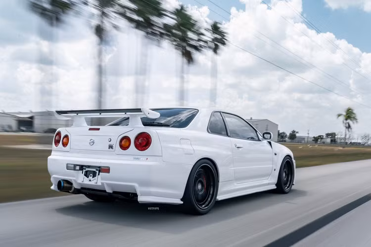 Do đó, người chơi JDM tại Mỹ đang rất trông chờ vào năm 2024 những chiếc Nissan Skyline GT-R R34 2023 mới có thể đăng ký để lăn bánh hợp pháp. Trong lúc chờ đợi, những chiếc xe này vẫn được nhập với hình thức trưng bày và những quy định giới hạn khi sử dụng.