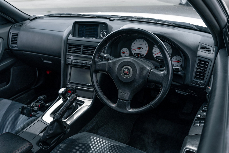 Tuy nhiên, sức mạnh thật của mẫu xe này mang công suất 330 mã lực kết hợp hộp số sàn 6 cấp Getrag 233, hệ dẫn động 4 bánh ATTESA E-TS Pro, vi sai chống trượt chủ động, hệ thống đánh lái 4 bánh HICAS...