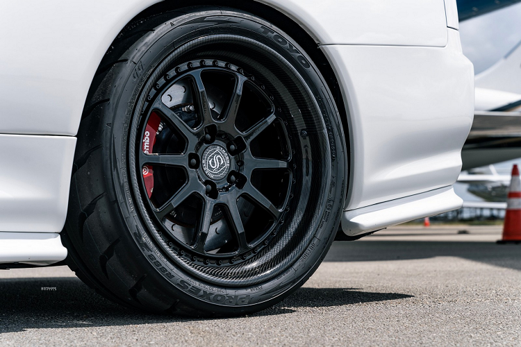 Sức mạnh của Skyline GT-R V-Spec II là khối động cơ lừng danh RB26DETT dung tích 2.6L twin-turbo 6 xy-lanh I6, công suất 280 mã lực và mô-men xoắn 392 Nm.