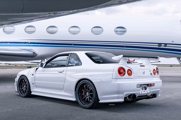 Được biết Nissan Skyline GT-R V-Spec II thừa hưởng các trang bị hàng đầu về hiệu suất như hệ thống treo cứng hơn và cản sau có khuếch tán gió carbon, đĩa phanh lớn hơn, đèn tín hiệu rẽ đổi sang màu trong suốt (bản V-Spec là màu cam), nắp capo được chế tác carbon có khe gió NACA.