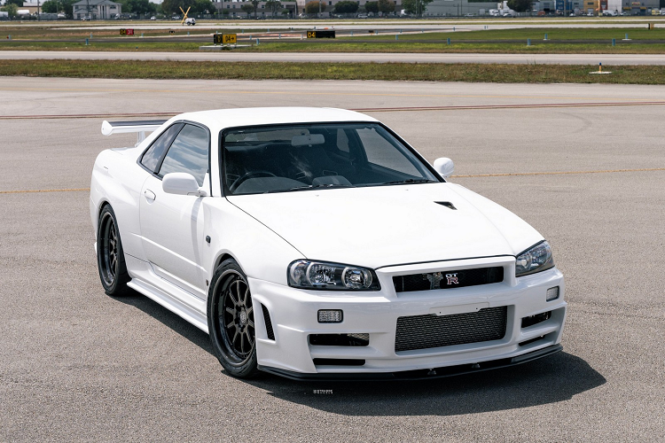 Siêu phẩm Nissan Skyline GT-R V-Spec II, có bệ trung tâm được ốp hợp kim Iridium, chân ga và phanh làm từ nhôm đúc, ghế bọc nỉ màu đen. Đồng hồ sau vô-lăng dạng cơ, vô-lăng 3 chấu thể thao quen thuộc với logo GT-R