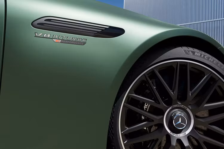 Bộ phận này có thể hạ xuống phía dưới khoảng 40 mm trong khoảng tốc độ từ 80 km/h trở đi, nhằm tạo ra hiệu ứng venturi khiến cho xe bám sát mặt đường hơn và giảm thiểu lực nâng của gió lên trục trước.