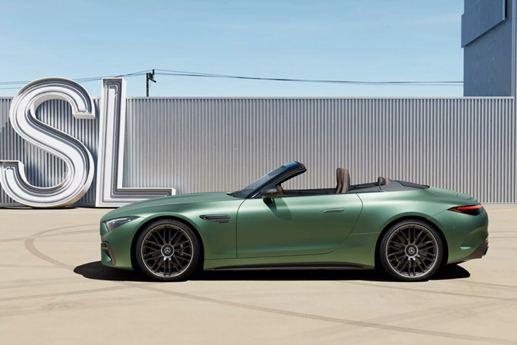 Mercedes-AMG SL63 S E Performance 2024 mui trần thể thao kết hợp động cơ tăng áp kép V8 4.0L và các mô-tơ điện do AMG tùy biến, mang đến công suất tối đa 816 mã lực và mô-men xoắn cực đại 1.420 Nm.