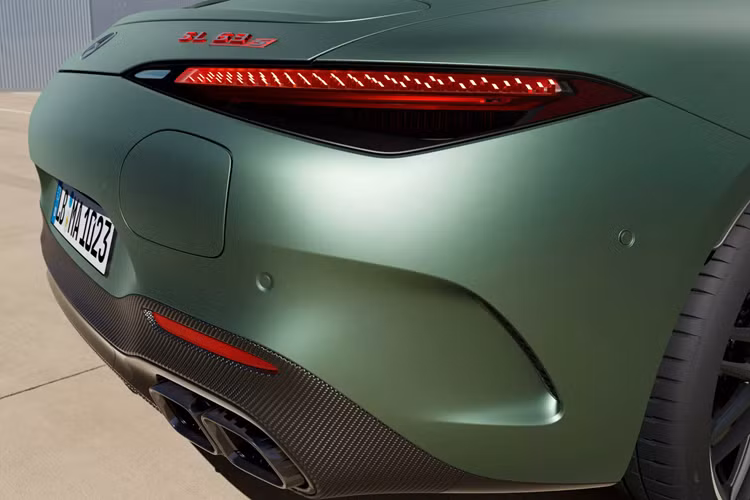 Khách hàng quan tâm đến Mercedes-AMG SL63 S E Performance còn có thể lựa chọn các gói cá nhân hóa Manufaktur, cung cấp nhiều tùy chọn kiểu dáng nội thất và ngoại thất độc đáo. AMG SL 63 S E Performance là phiên bản cao cấp nhất của dòng xe SL huyền thoại trong lần quay lại này và cũng được hứa hẹn sẽ bán chính thức tại Việt Nam.