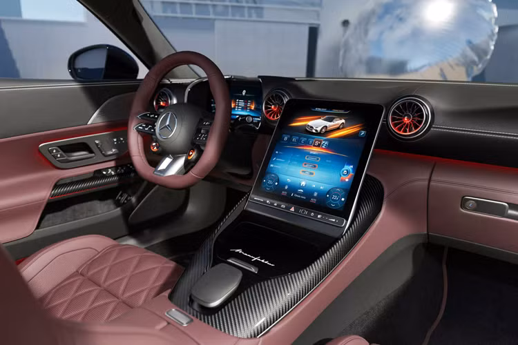 Bộ pin 400 volt với dung lượng 6,1 kWh cung cấp quãng đường di chuyển ở chế độ thuần điện tối đa 13 km và cho phép khởi động xe trong sự tĩnh lặng khi kích hoạt mô-tơ điện trước động cơ xăng. Bộ pin này sở hữu hệ thống tản nhiệt chuyên biệt giúp làm mát trực tiếp, giữ cho nhiệt độ hoạt động được duy trì ở mức tối ưu.