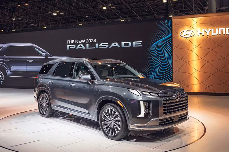 Hyundai Palisade 2023 được bảo hành 2 năm hoặc 50.000 km tùy theo điều kiện nào đến trước. Tuy nhiên khách hàng Malaysia có thể nâng cấp gói bảo hành mở rộng với thời hạn 5 năm hoặc 300.000 km. Phí nâng cấp bảo hành mở rộng dành cho phiên bản máy xăng là 11.000 RM, trong khi phiên bản máy dầu là 12.000 RM. Mức phí này cũng sẽ bao gồm gói dịch vụ 3 năm. 