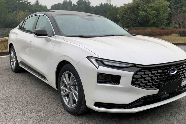 Vào tháng 1 năm ngoái, hãng xe Mỹ đã chính thức vén màn thế hệ mới của Ford Mondeo thế hệ mới tại thị trường Trung Quốc, đây là 1 cột mốc mới cho chiếc sedan cỡ trung với những thay đổi rất ấn tượng cả về ngoại thất lẫn bên trong khoang lái của xe.