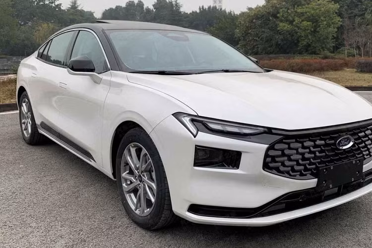 Vào tháng 1 năm ngoái, hãng xe Mỹ đã chính thức vén màn thế hệ mới của Ford Mondeo thế hệ mới tại thị trường Trung Quốc, đây là 1 cột mốc mới cho chiếc sedan cỡ trung với những thay đổi rất ấn tượng cả về ngoại thất lẫn bên trong khoang lái của xe.