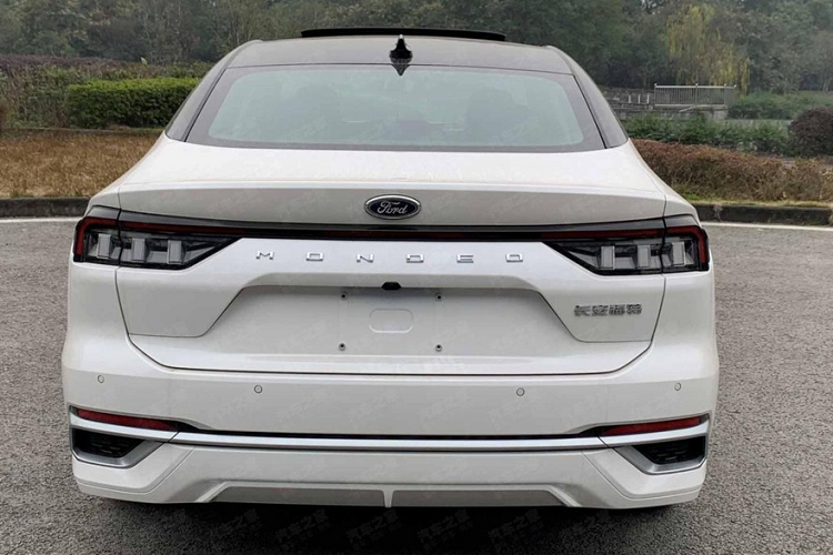Đến nay, đã có thông tin rằng, Ford Mondeo thế hệ mới sắp ra mắt với 1 phiên bản sử dụng dung tích động cơ nhỏ hơn. Cụ thể, thay vì chỉ được trang bị xăng EcoBoost 4 xi-lanh, tăng áp, dung tích 2.0 lít, như các xe Ford Mondeo mới đang bán ra, mẫu xe này sẽ có động cơ 1.5T.