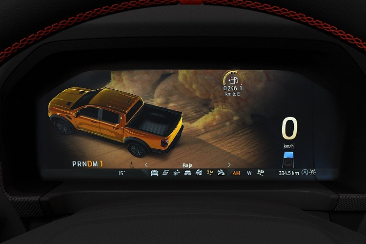 Đặc biệt, Ford Ranger Raptor còn lần đầu tiên được trang bị hệ dẫn động 4 bánh toàn thời gian tiên tiến, kết hợp với hộp số phụ 2 tốc độ điều khiển điện hoàn toàn mới và khóa vi sai ở cầu sau. Xe có 7 chế độ lái, bao gồm Thông thường (Normal), Thể thao (Sport), Trơn trượt (Slippery), Leo đá (Rock Crawl), Cát (Sand), Bùn lầy/rãnh sâu (Mud/Ruts) và Baja (off-road tốc độ cao).