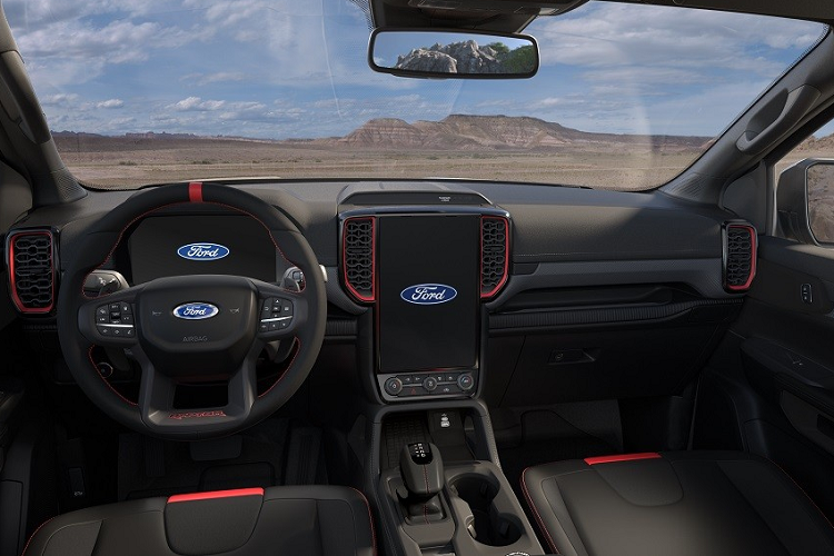 Ngoài ra, Ford Ranger Raptor 2023 còn được trang bị hốc bánh nhô rộng nhằm phù hợp với bộ vành 17 inch cơ bắp và lốp đa địa hình BFGoodrich KO2. Bên cạnh đó là những chi tiết thiết kế mới như các hốc hút gió và bậc bước hai bên bằng nhôm đúc.