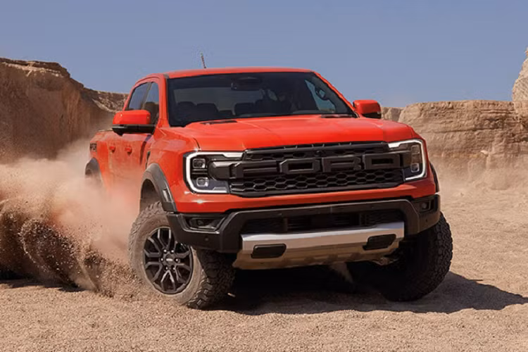 Giá xe Ford Ranger Raptor 2023 tại Việt Nam là 1,299 tỷ đồng (đã bao gồm thuế) với 3 màu sắc là Xanh, Đen và Trắng. Trong khi đó, 2 phiên bản màu Cam và Xám sẽ có giá 1,306 tỷ đồng. So với phiên bản cũ, giá khởi điểm của Ford Ranger Raptor 2023 tăng đến 97 triệu đồng.